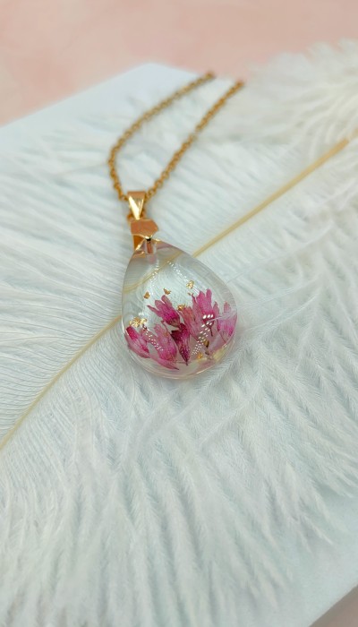 biżuteria z różowymi kwiatami