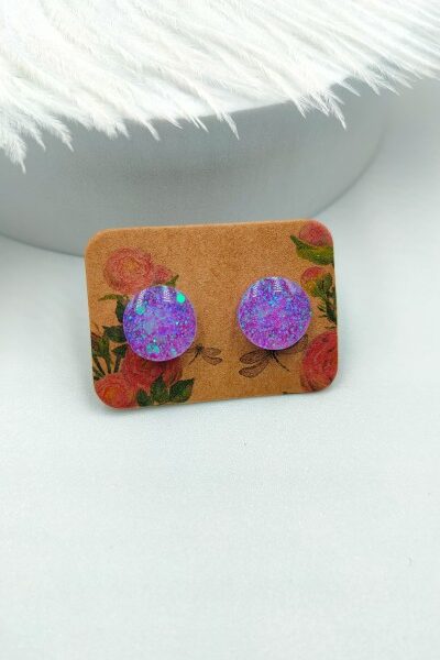 małe kolczyki z brokatem fioletowe w kształcie oponki