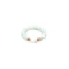 biały pierścionek z masy perłowej