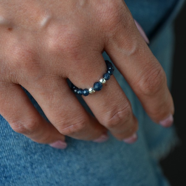 szafirowy pierścionek z kamieni